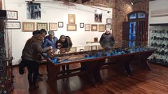 Visitantes en el centro de interpretaci�n de la pesca, que se encuentra en la Oficina de Turismo de A Pontenova