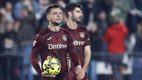 �scar Plano (con el bal�n) y Gonzalo Melero, se lamentan durante un partido.