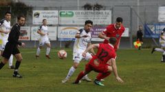 Hugo Sanmartn es interceptado por Pablo Louzao en un lance del partido