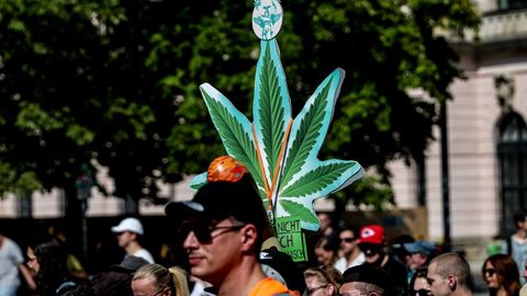 Participantes en una marcha a favor de la marihuana.