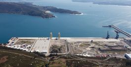 Vista a�rea de las instalaciones del puerto exterior de Caneli�as, a�n sin conectar por ferrocarril. 
