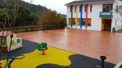 Exterior de la escuela unitaria de Ombre, en Pontedeume
