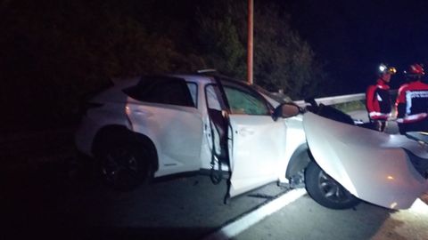 Estado en el que qued� uno de los veh�culos siniestrados en el accidente provocado por un kamikaze en la Y