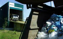 Descarga de basura en la planta que tiene Sogama en el pol�gono industrial de Monforte. 