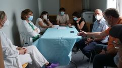 Ana Pont�n, con representantes del personal del Hospital Comarcal de Valdeorras