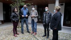 Ana Pont�n, en el claustro del Centro do Vi�o da Ribeira Sacra con Rosana Prieto, responsable comarcal del BNG en el sur de Lugo; Emilio S�nchez, portavoz municipal en Monforte; Manuel Luaces, responsable local; y la parlamentaria Carme Aira  