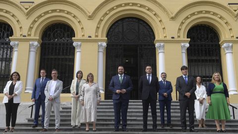 (De izda a dcha, arriba) Marcelino Marcos Lndez Consejero de Medio Rural, Nieves Roquei Consejera de Transicin ecolgica, Industria y Desarrollo Econmico, Alejandro Calvo Rodrguez Consejero de Fomento, Cooperacin Local y Prevencin de Incendios, Melania lvarez Garca Consejera de Derechos Sociales y Bienestar, (Abajo): Concepcin Saavedra Rielo Consejera de Salud, Ovidio Zapico Gonzlez Consejero de Ordenacin del Territorio, Urbanismo, Vivienda y Derechos Ciudadanos, Gimena Llamedo Gonzlez Vicepresidenta y consejera de la presidencia, Adrin Barbn Presidente del Principado, Guillermo Pelez lvarez Consejero de Hacienda y Fondos Europeos, Borja Snchez Garca Consejero de Ciencia, Empresas, Formacin y Empleo y Lydia Espina Lpez Consejera de Educacin posan para una foto de familia tras la toma de posesin del nuevo Gobierno asturiano