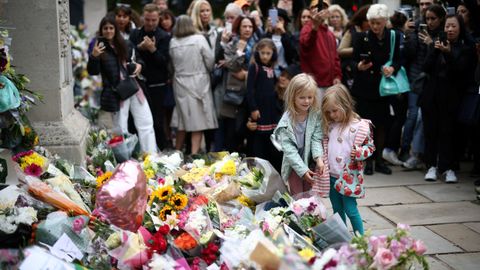 Miles de personas acudieron al palacio de Buckingham, acompa�adas de sus parejas, sus padres o sus hijos