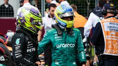Fernando Alonso.Fernando Alonso, piloto de Aston Martin, saluda a Lewis Hamilton (Mercedes)