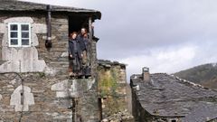 Alberto y Alona se trasladaron de Madrid a una aldea deshabitada de Muras