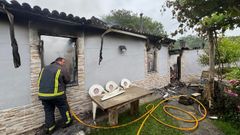 Vivienda calcinada en Vilasantar durante un incendio en la madrugada del lunes