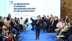 Macron, ante los lectores del diario regional La Voix du Nord en la localidad de Arras.