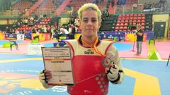 Lois Tom�s muestra la medalla de plata que gan� en categor�a absoluta.