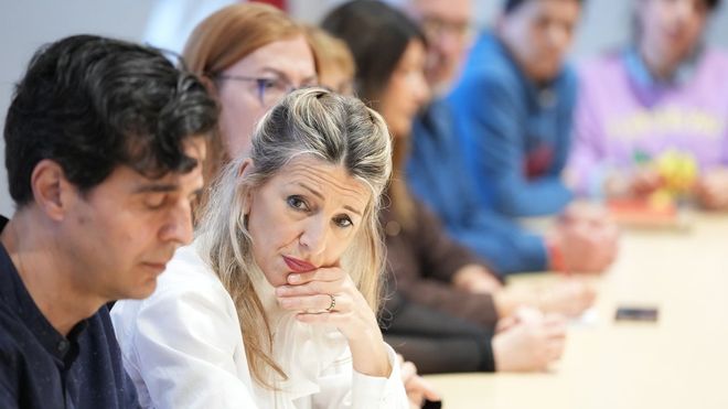 La vicepresidenta segunda del Goberno, Yolanda D&iacute;az, y el candidato de IU-Sumar-Verdes Equo a la Presidencia de la Junta, Juan Gasc&oacute;n, durante un encuentro con comit&eacute;s de empresas en situaci&oacute;n de ERE o deslocalizaci&oacute;n, en Valladolid. 