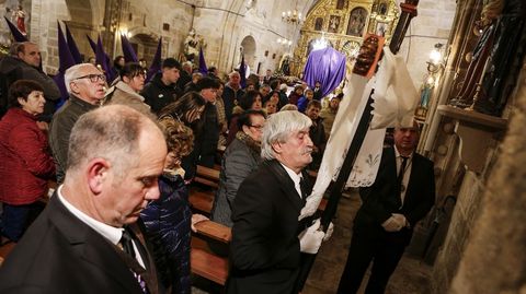 Viacrucis en el interior de la iglesia de Rianxo