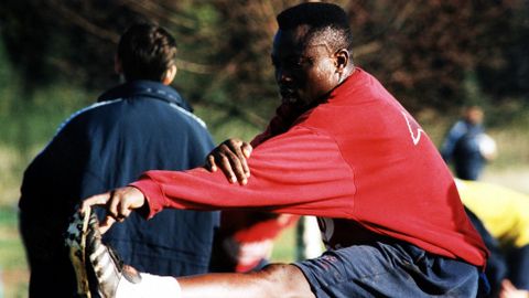 Festus Agus estira en un entrenamiento despu�s de Navidad.