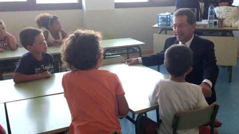 Genaro Alonso, con alumnos del colegio La Corredoria durante la apertura del curso 2016-17