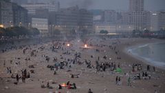 Las playas de Riazor y Orz�n amanecen llenas de basura tras la noche de San Xo�n