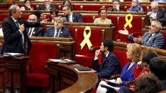 El presidente de la Generalitat, Quim Torra, responde a una pregunta del presidente del grupo parlamentario de Ciudadanos, y l�der de la oposici�n, Carlos Carrizosa