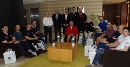 Javier Soto (Caldaria), Antonio Marques y Jos� Manuel Rodr�guez (Inorde) con los paral�mpicos ingleses.