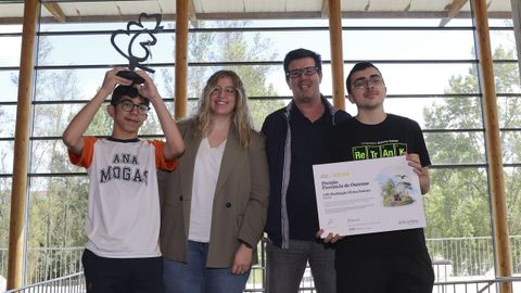 Alexandra Kuntz, coordinadora de Mrketing Digital y Contenido de Gadisa, fue la responsable de entregar el premio de la provincia de Ourense a Gonzalo Snchez Busons y a los alumnos Mario Gonzlez Salpurido y Gabriel Gil Rodrguez, del CPR Plurilinge Divina Pastor