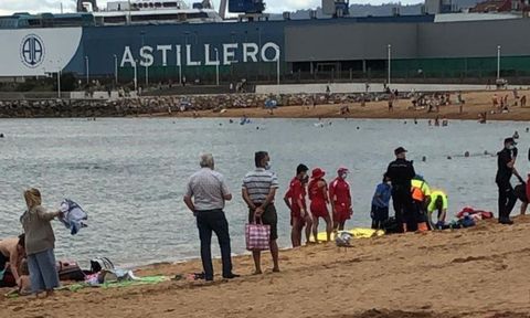 Fallece un ba�ista en la playa del Arbeyal, en Gij�n