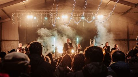 El concierto de Xabier Daz reuni a cientos de personas en el recinto del mercado Petiscos de Nadal, de Taboada