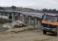 Un cami�n, en las obras de los viaductos de la tercera ronda en la zona de Pocomaco. 
