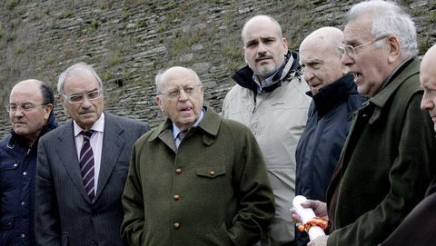 Aparicio Bernal, tercero por la derecha