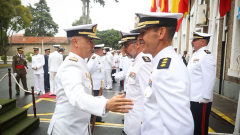 Morales, saludando a otros militares al finalizar el acto