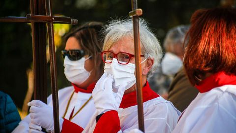 Los sonenses salieron a contemplar el paso de una procesin que parti de la iglesia parroquial para llegar a la capilla de A Atalaia.