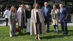 Carmen Eir�, fiscala superior de Galicia, con algunos de los participantes en la comida