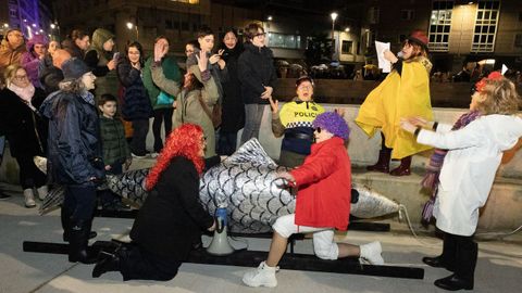 La sardina de Carballo, en los responsos finales antes de ser enterrada en el r�o Anll�ns