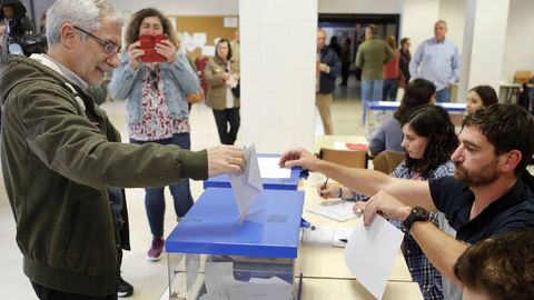 El candidato de Act�a a la Presidencia del Gobierno, Gaspar Llamazares, votando en el colegio electoral