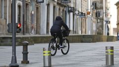 Un ciclista paseando por el centro hist�rico de la ciudad