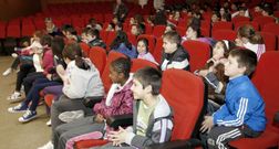 P�blico infantil en un acto en la Casa da Cultura de Burela. 