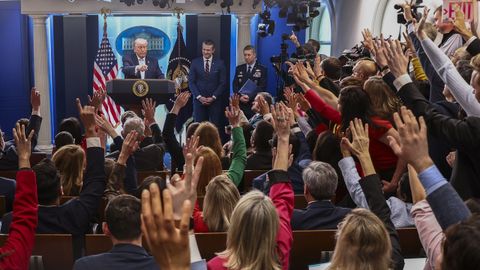 Trump, ante una repleta sala de prensa de la Casa Blanca.