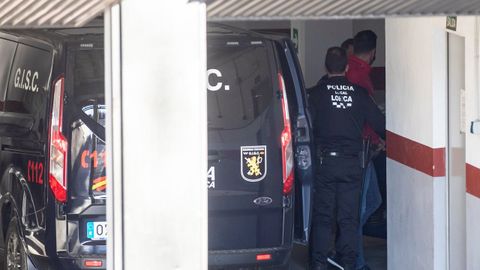 Agentes de la Polic�a Local de Lorca con uno de los ganaderos que fueron arrestados por los disturbios registrados en el pleno municipal