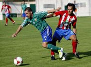 El cercedense Rodri acosa a Pad�n en el �ltimo partido de Vista Alegre, en Ordes.