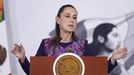 La presidenta de M�xico, Claudia Sheinbaum, habla durante una rueda de prensa este jueves, en el Palacio Nacional, en Ciudad de M�xico.