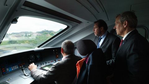 Alfonso Rueda y scar Puente en la cabina de un tren Avril durante el viaje de pruebas. 