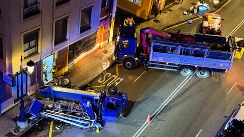 Cami�n volcado en la calle Fuertes Acevedo de Oviedo