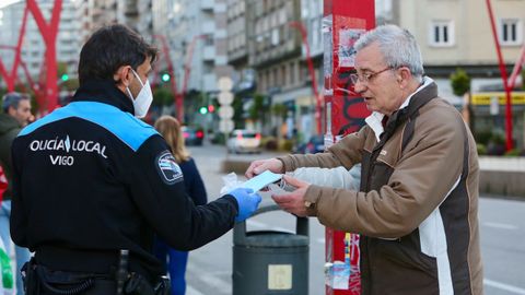 Entrega de mascarillas por las calles de Vigo