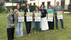 Germ�n Rodr�guez-Sa�, presidente de la Asociaci�n Espa�ola contra el C�ncer en Ourense; Mar�a Cristina Cid, alcaldesa de Allariz; Teresa Quintana, organizadora de la pasarela solidaria; y dem�s colaboradoras de la iniciativa