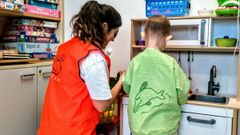 Un miembro de la Asociaci�n Galb�n jugando con un ni�o con c�ncer