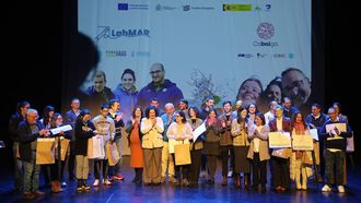 Durante el acto de clausura celebrado en el auditorio de Ribeira se entregaron diplomas de reconocimiento a distintos participantes en los proyectos de Amicos, como colegios, cofrad&iacute;as, empresas o instituciones.