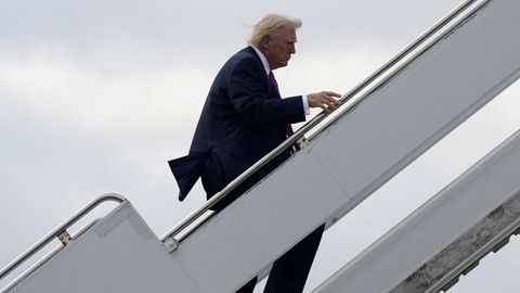 El presidente Donald Trump sube al Air Force One en el Aeropuerto Internacional de Palm Beach, que ahora llevar� su nombre