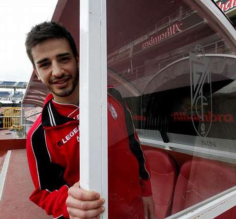 El centrocampista de Portonovo Fran Rico, en un banquillo de Los C�rmenes.