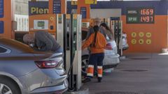 Imagen de una gasolinera de Santiago el pasado 22 de marzo, coincidiendo con la primera jornada en la que entr� en vigor el descuento del IVA de los carburantes.