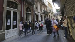 A tributar. Un grupo de vecinos espera en la calle de la Franja para entrar en la oficina de los servicios municipales de Hacienda en noviembre del a�o pasado, cuando finaliz� la campa�a del IBI. C�sar Quian